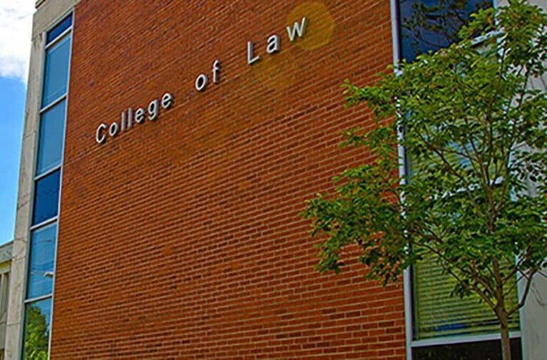 Professor's Bid to Keep Fed. Judge From Starting Monday as Univ. of Kentucky's Next Law Dean Stalls in Court