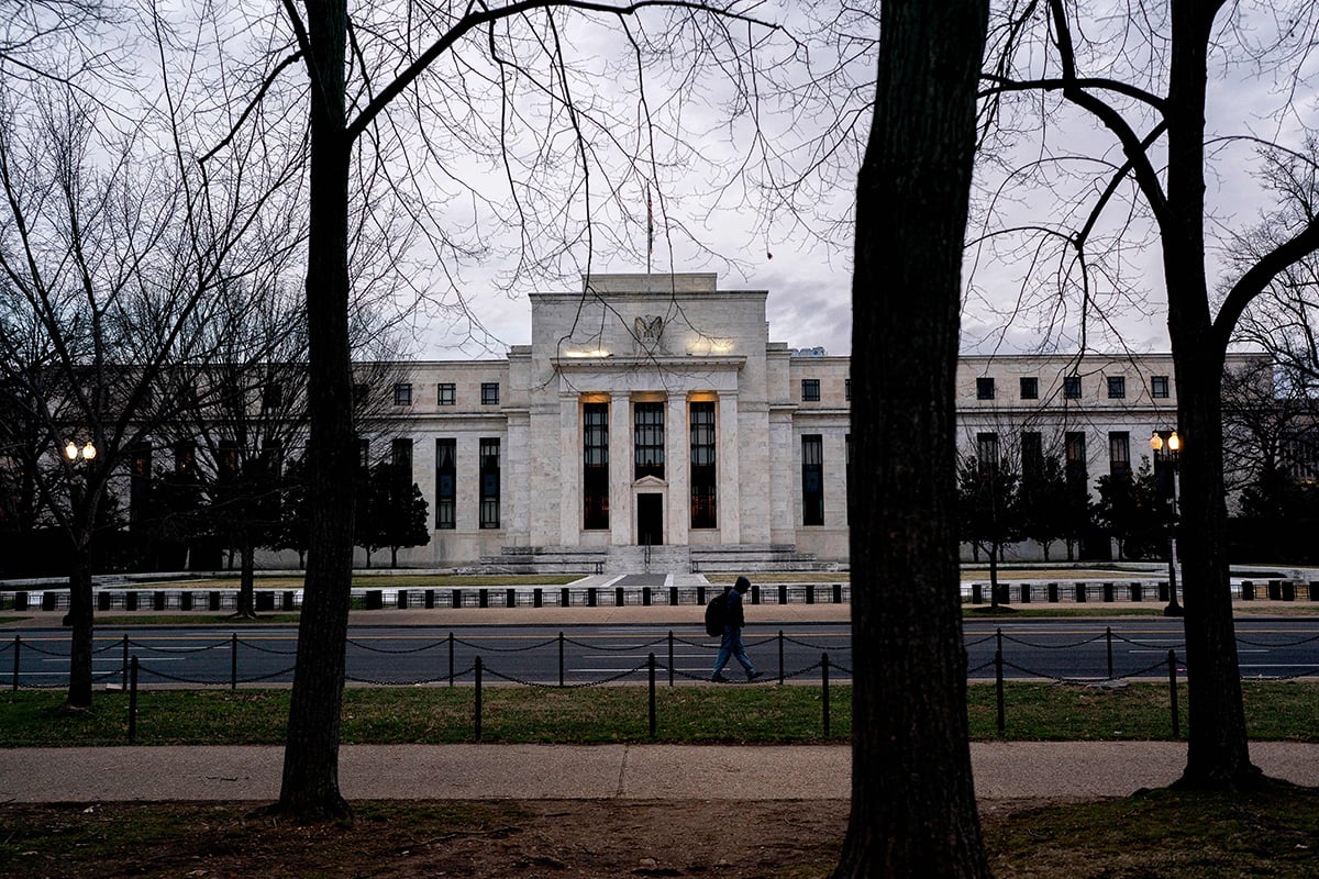 Fed Officials Urge Patience on Rate Cuts