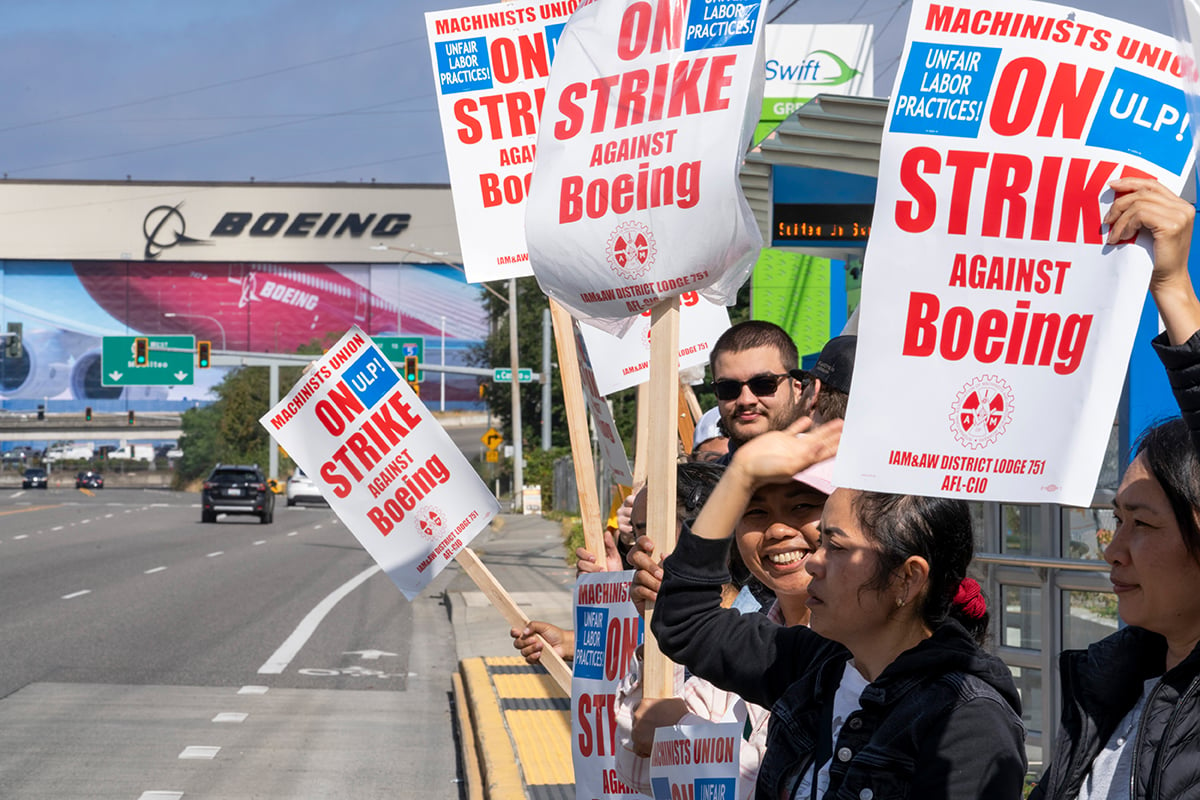 Boeing Furloughs Salaried Staff to Preserve Cash Amid Strike