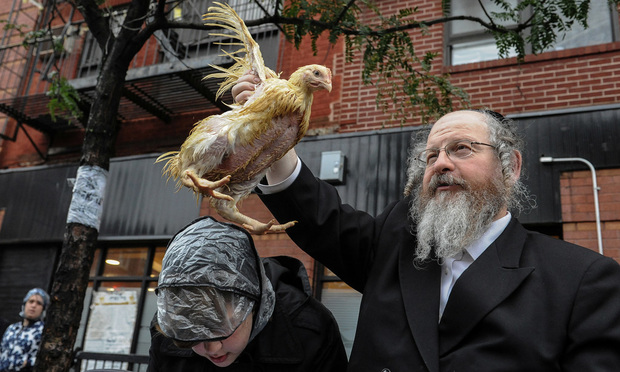 Brooklyn residents participate in the Jewish religious atonement ritual of kaporos in October 2016. (Photo: Stepanie Keith/Reuters)