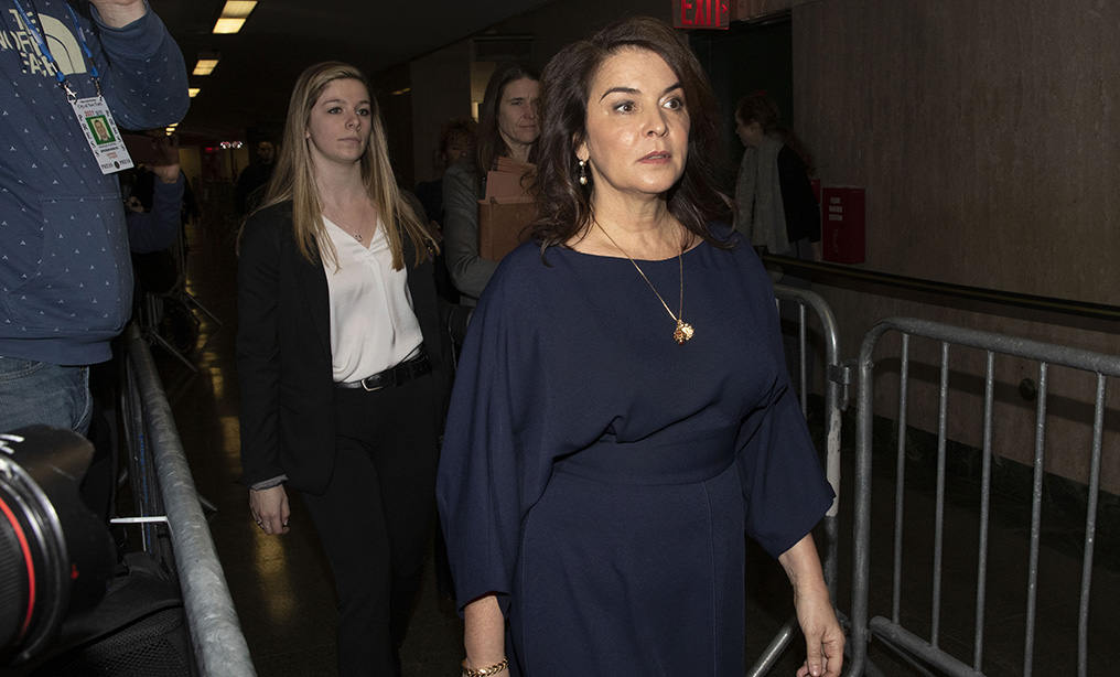 Actress Annabella Sciorra, right, arrives as a witness in Harvey Weinstein's rape trial in New York on Thursday, Jan. 23. Photo: Richard Drew/AP