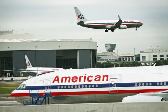 American Airlines Claims Mechanics Unions Deliberately Slowed Travel for 125 000 Passengers