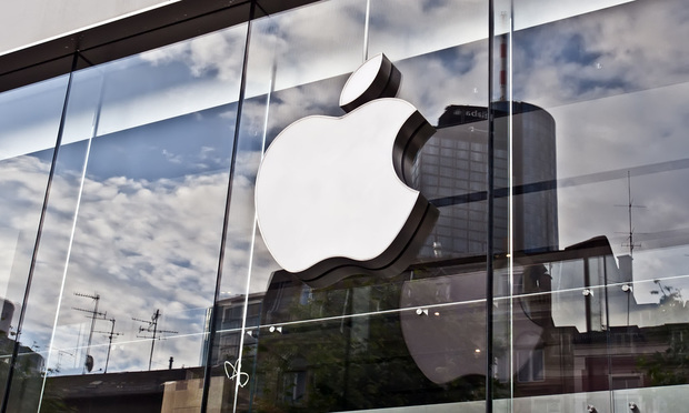 Split Federal Circuit Orders Texas Judge to Send Patent Case Against Apple to California